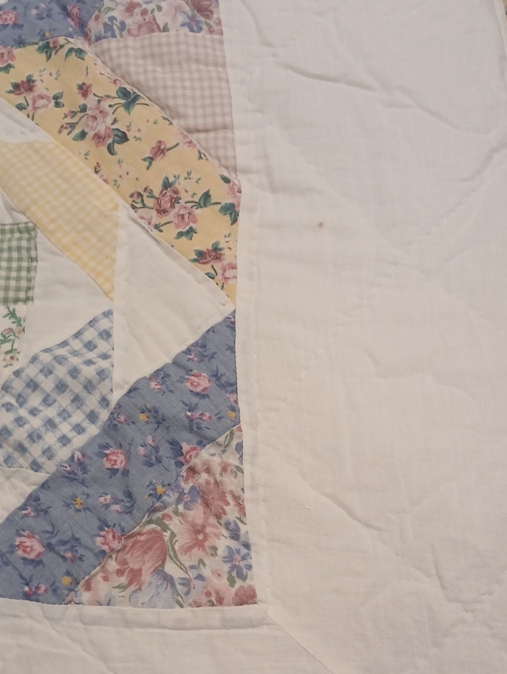 🌸 Vintage Cottagecore Floral Patchwork Quilt 🌸 - Picture 5 of 8